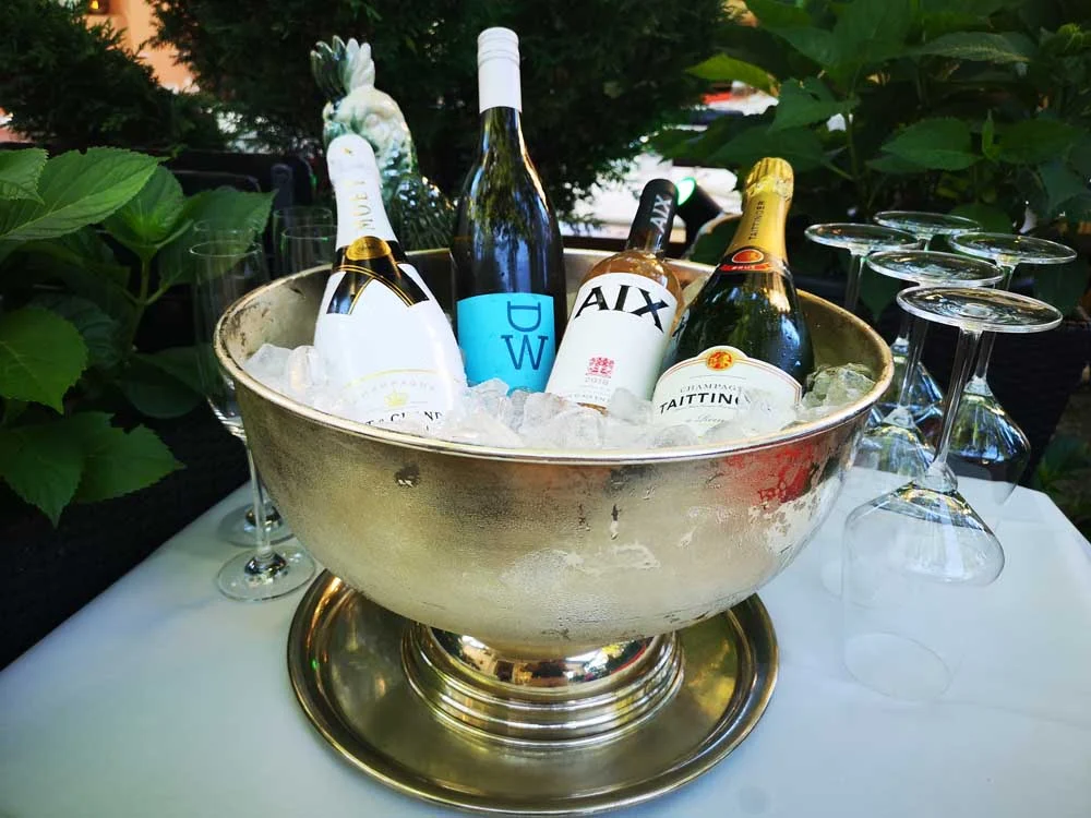 Ausgewählte Wein- und Champagnerflaschen im Silberkühler auf der Marcellino-Terrasse