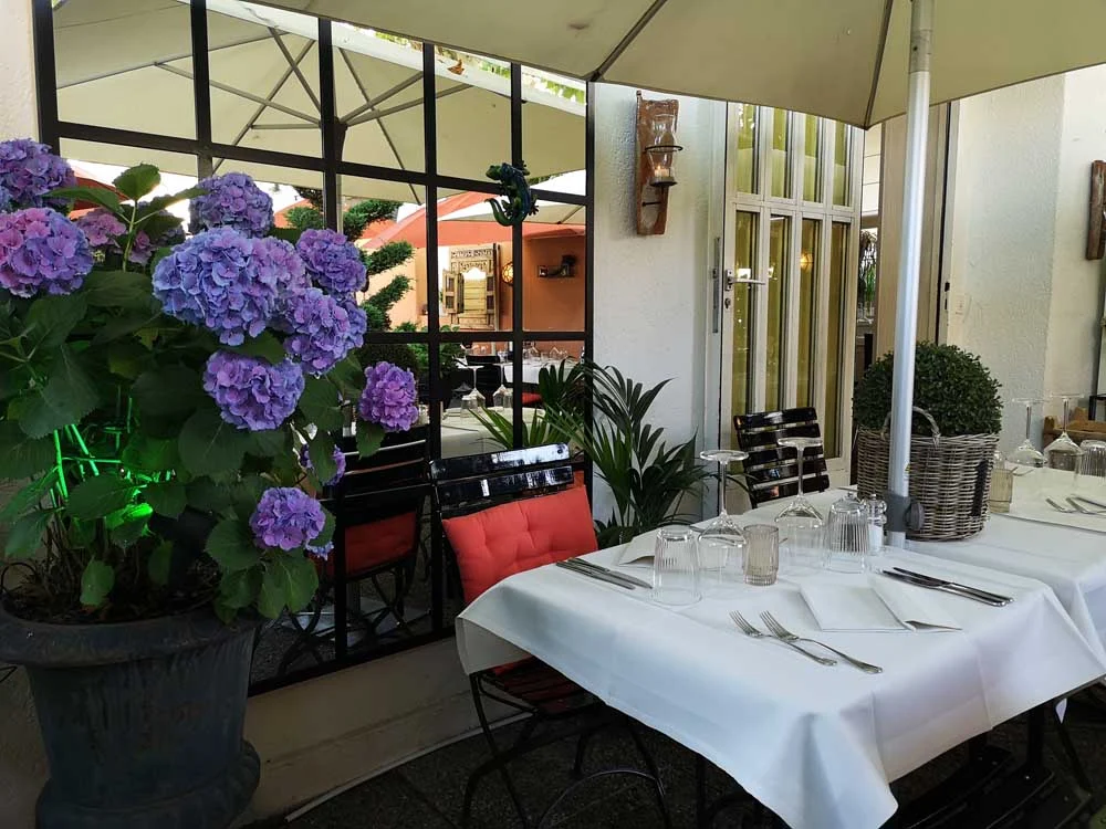 Ein gedeckter Tisch im Marcellino-Garten